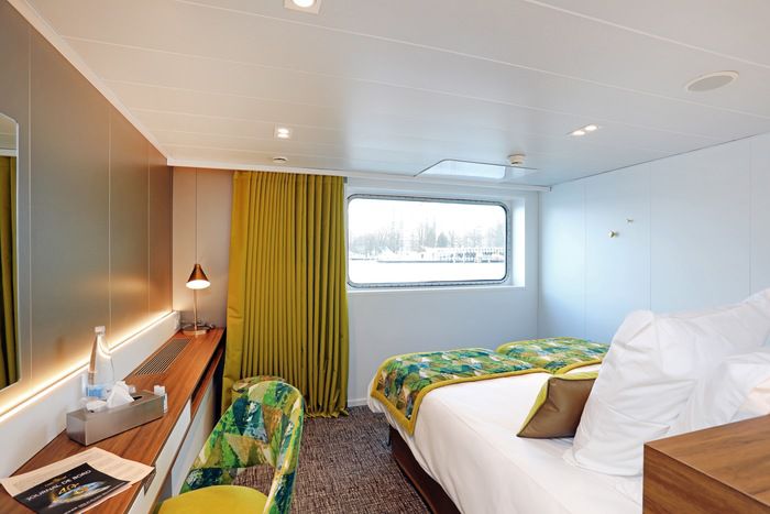 Main Deck 2 Adjustable Twin Beds Cat A